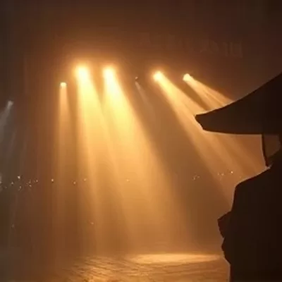 《一九八八年的台风》封面：被风掀翻的旧雨棚与湿透的街面